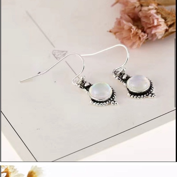 Vintage Style Moonstone Dangle Silver Earrings - Picture 5 of 5